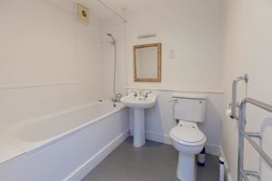 2/3 Hays Park_Bathroom- click for photo gallery